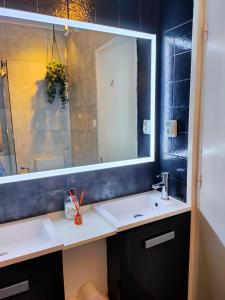 桑坦德NEW! Beautiful City Apartment Santander的一间带水槽和镜子的浴室