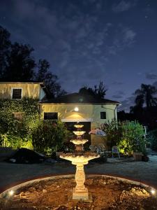 圣罗克Vila Adega Maravilha的夜晚在房子前面的喷泉