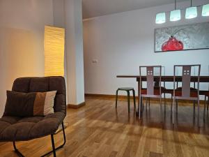 里瓦德塞利亚13B01 Apartamento con terraza y garaje的客厅设有餐桌和椅子