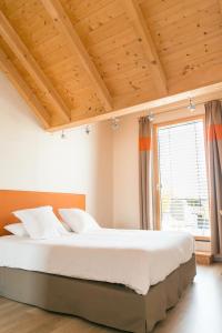 Ruffey-lès-Échirey地球的灵魂酒店的一间卧室设有一张大床和大窗户