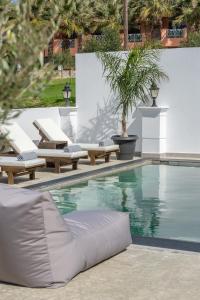 卡拉马孔Saint Dionysius Villa的一个带躺椅的游泳池和一个游泳池