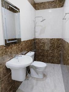 索瓦马lacasa chalet private With a panoramic view of the DeadSea的一间带卫生间和水槽的浴室