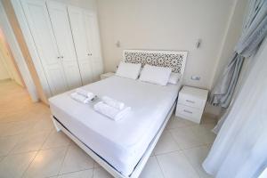 丹吉尔Apartment for rent with 2 bedrooms的卧室配有白色的床和2条毛巾