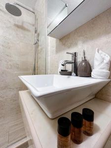 斯韦蒂·斯特凡Harmonia Bungalows & Pool的浴室配有白色水槽和淋浴。