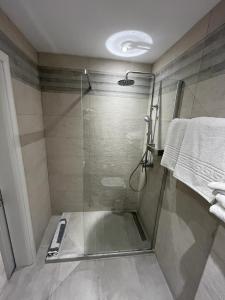 格利法达Corfu Glyfada Menigos Resort Home 72的浴室里设有玻璃门淋浴