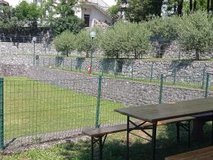 卡罗达诺英弗雷Parco Vacanze Bracchetto Vetta的野外前带野餐桌的围栏