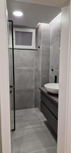 地拉那Heart of Tirana Apartment的浴室设有白色水槽和镜子
