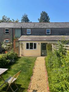 阿斯克Relaxing cottage in the beautiful Usk Valley的前面有花园的房子