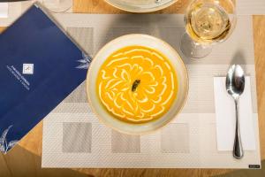 波哥大Faranda Express Belvedere的坐在桌子上一碗食物上的蜜蜂