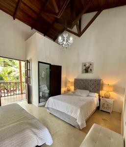 皮塔利托Hotel Colonial Andino - Parque principal de Pitalito的一间卧室配有两张床和吊灯。
