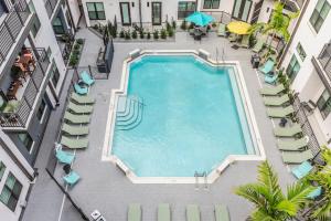 坦帕Luxury Condo in Ybor City Tampa w/Pool access的大楼游泳池的顶部景色