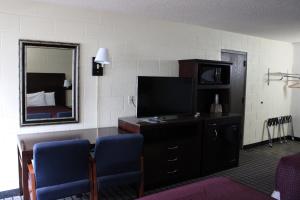 卡利斯佩尔空中旅馆的酒店客房设有电视和卧室
