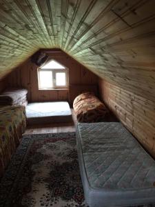 DüzköyUZUNALİ DAĞ EVİ的阁楼间设有两张床和窗户。