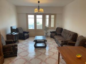 阿莱曼قرية جرين بيتش的带沙发和咖啡桌的客厅