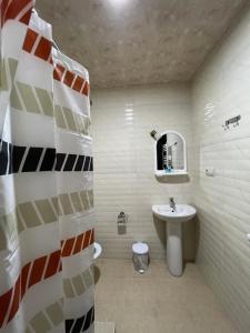 TʼianetʼihOlarooms N2的一间带水槽和卫生间的浴室