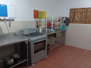 普拉亚卡门Alojamiento Ya'ax Nah的厨房配有炉灶和台面