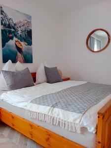 圣卡尼兹菲尔森凯乐公寓的卧室配有木床,墙上设有镜子
