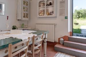 菲耶索莱托里迪佛罗伦萨住宿加早餐旅馆的厨房配有带绿色台面的桌子