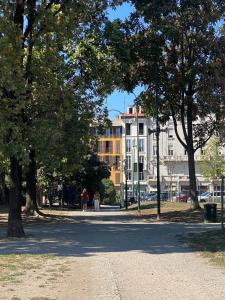 米兰Charming and Design Attic Loft Central Milan in coolest area Navigli Ticinese的一座树木繁茂的公园和一座建筑