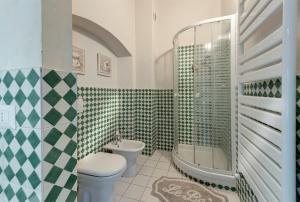 菲耶索莱托里迪佛罗伦萨住宿加早餐旅馆的浴室配有卫生间、淋浴和盥洗盆。