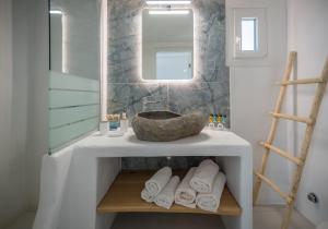 ProvatasSarantis Suites & Apartments的浴室配有盥洗盆、镜子和毛巾