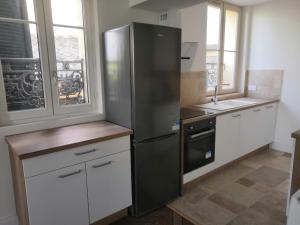 芒特拉若利Grand 2P Terrasse bord de seine的厨房配有不锈钢冰箱和水槽