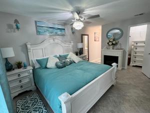 庞特韦德拉比奇TPC Sawgrass Coastal Retreat的卧室配有白色床和蓝色棉被