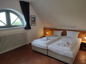 DewichowFerienhaus Waterkant的一间卧室设有一张床和一个大窗户