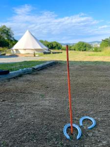 FryštákGlamping 4 Acres的泥土中的一个红色和蓝色的柱子,有帐篷