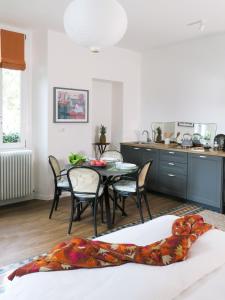 科莫Villa Crochat的厨房以及带桌椅的用餐室。
