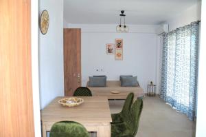 基利尼Α & D Perikleous Apartments的一间带桌椅的客厅和一间用餐室