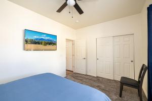 弗拉格斯塔夫Mt. Elden Adventure的一间卧室配有蓝色的床和吊扇