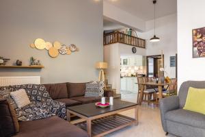 罗希姆诺Oddas Beach House的客厅配有沙发和桌子
