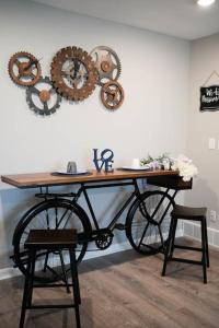 奥马哈1 Bedroom Stylish Oasis的墙上一张桌子,上面有自行车和齿轮