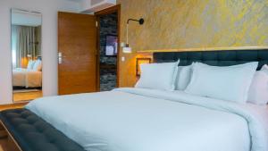 丹吉尔MIRANDA HOTEL - Tanger的卧室配有一张大白色的床和沙发