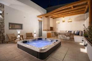 阿彻奇洛斯Lithos Luxury Villa的客厅中央的热水浴池