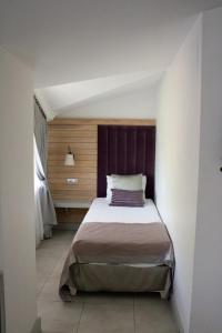 穆拉Aktaş Butik Hotel的一间卧室,卧室内配有一张大床