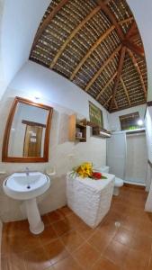 赛姆Hosteria Cumilinche的一间带水槽和镜子的浴室以及两个卫生间