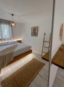 乌尔齐尼Mawa Cottage的一间卧室设有一张床、一个窗口和一把椅子