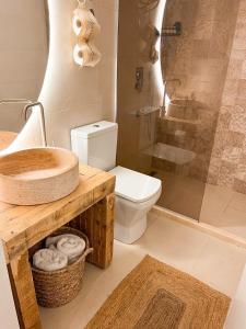 乌尔齐尼Mawa Cottage的浴室配有卫生间、盥洗盆和淋浴。