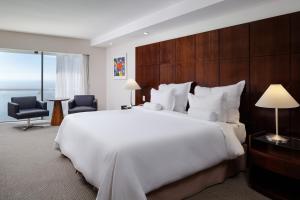 里约热内卢里奥安托宫殿酒店的一张大白色床,位于酒店带窗户的房间内
