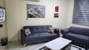 NijilMontreal apartment Shobak near petra的客厅配有沙发和桌子