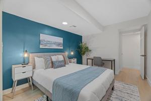 凤凰城Peaceful Phoenix Getaway - Central Location, Family-Friendly & Pool Table!的一间卧室设有一张蓝色墙壁的大床