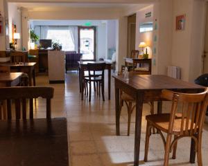 马德普拉塔Casa Nanet Hotel的一间带桌子和椅子的用餐室