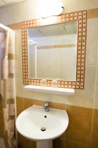 卡尔帕索斯Panorama Hotel的一间带水槽和镜子的浴室