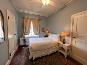 伯克利伯克利城市俱乐部酒店的一间卧室设有一张床和一个窗口