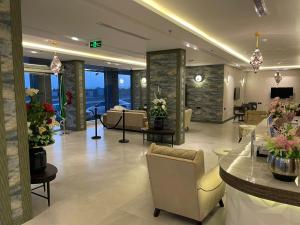 乌姆莱季فندق حياة تاون 2的大堂设有带沙发和鲜花的等候室