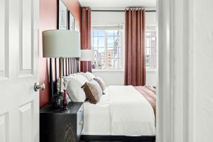 丹佛Modern Comfort - King Beds - Walk to Sloans Lake的一间卧室设有一张床和一个窗口