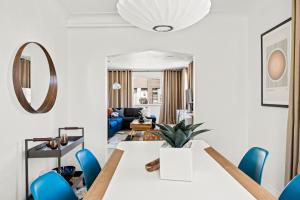丹佛Bright & Modern Retreat - King Beds - Sloans Lake的一间带桌子和蓝色椅子的用餐室