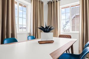 丹佛Bright & Modern Retreat - King Beds - Sloans Lake的一间会议室,配有白色的桌子和蓝色的椅子